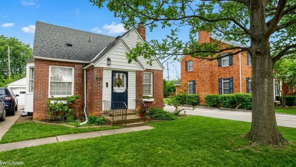 1120 Vernier RD, GrossePointeWoods, MI 48236