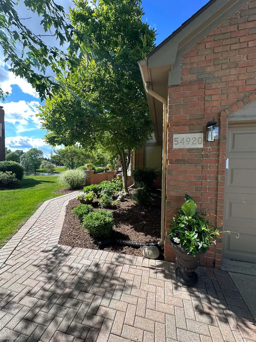 54920 Hennington CT, Shelby, MI 48316 - #2