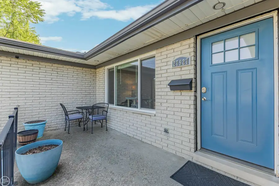 27927 Manhattan ST, Saint Clair Shores, MI 48081 - #2