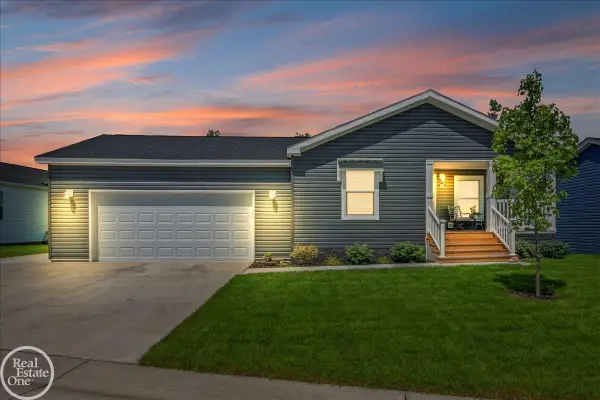 184 Riviera DR, Lapeer, MI 48446