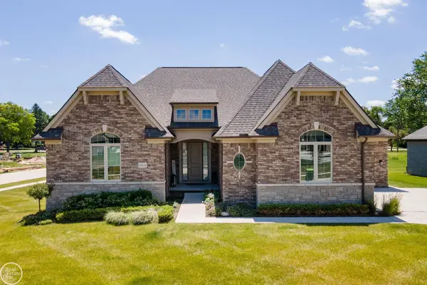 16818 Glenhurst DR, Macomb, MI 48044