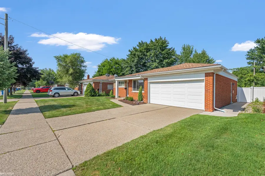 29345 Ridgefield AVE, Warren, MI 48088 - #2