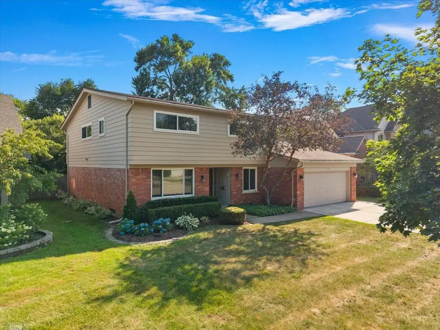 901 Hollywood AVE, Grosse Pointe Woods, MI 48236 - #2