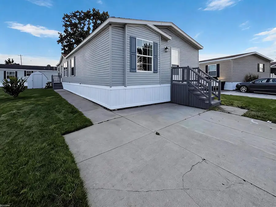 45601 Gabrielle DR, Macomb, MI 48044 - #2