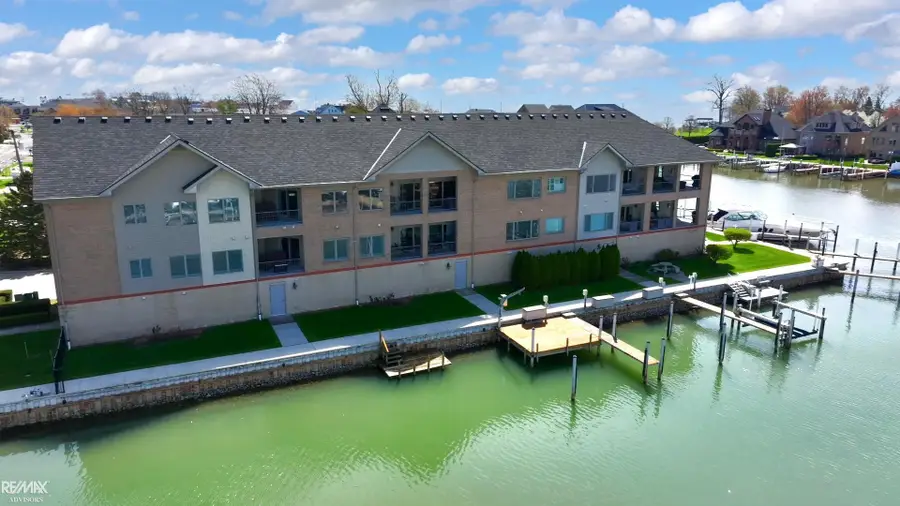 32172 N River Rd RD, Harrison, MI 48045 - #2