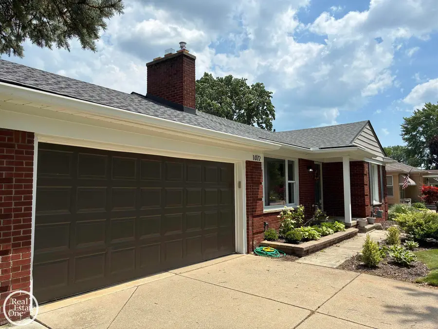 1072 S Brys DR, Grosse Pointe Woods, MI 48236 - #3