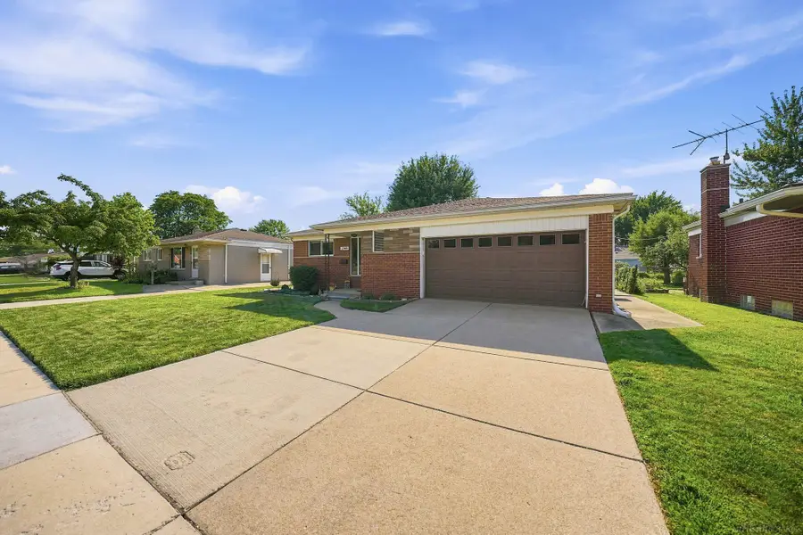 27481 Cosgrove DR, Warren, MI 48092 - #3