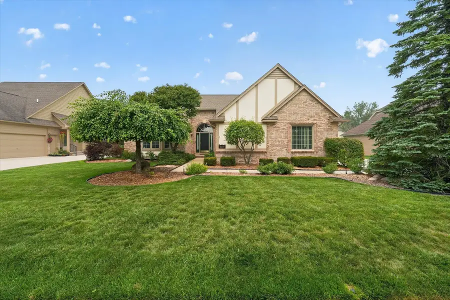 4379 Chablis DR, Sterling Heights, MI 48314 - #2