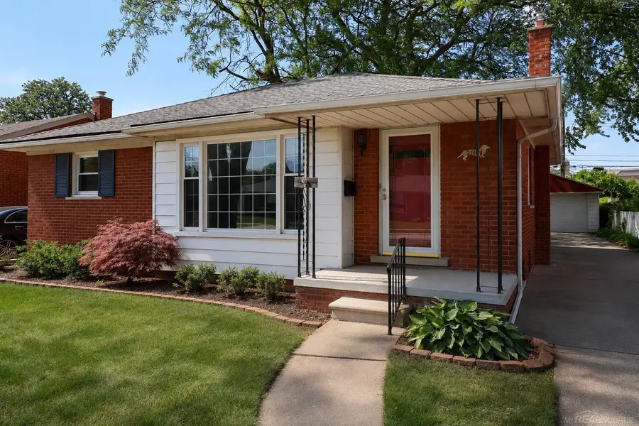 21101 Yale ST, Saint Clair Shores, MI 48081 - #3