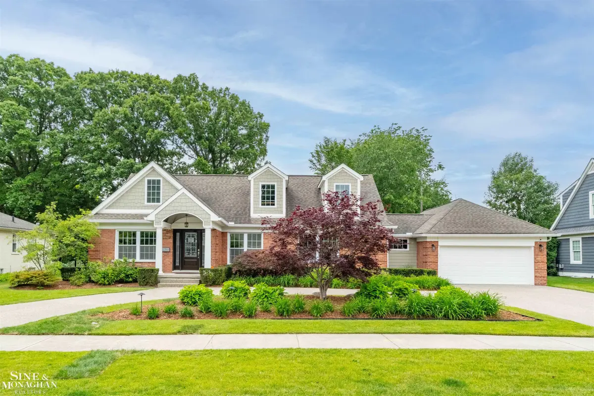 1061 N Renaud RD, Grosse Pointe Woods, MI 48236 - #1