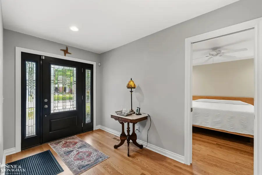 1061 N Renaud RD, Grosse Pointe Woods, MI 48236 - #3
