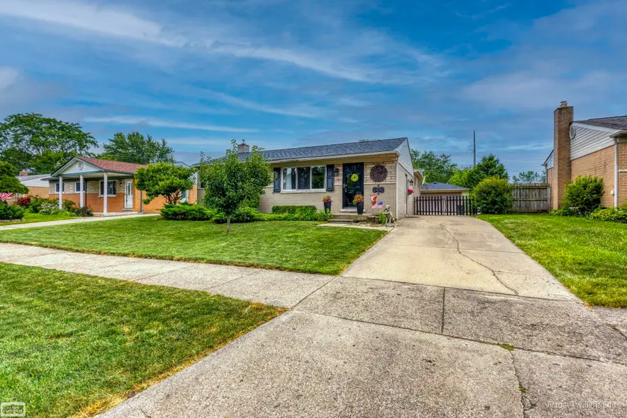 18030 Edgefield RD, Clinton Township, MI 48035 - #2