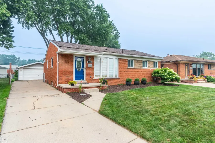 31375 W Wind DR, Fraser, MI 48026 - #2