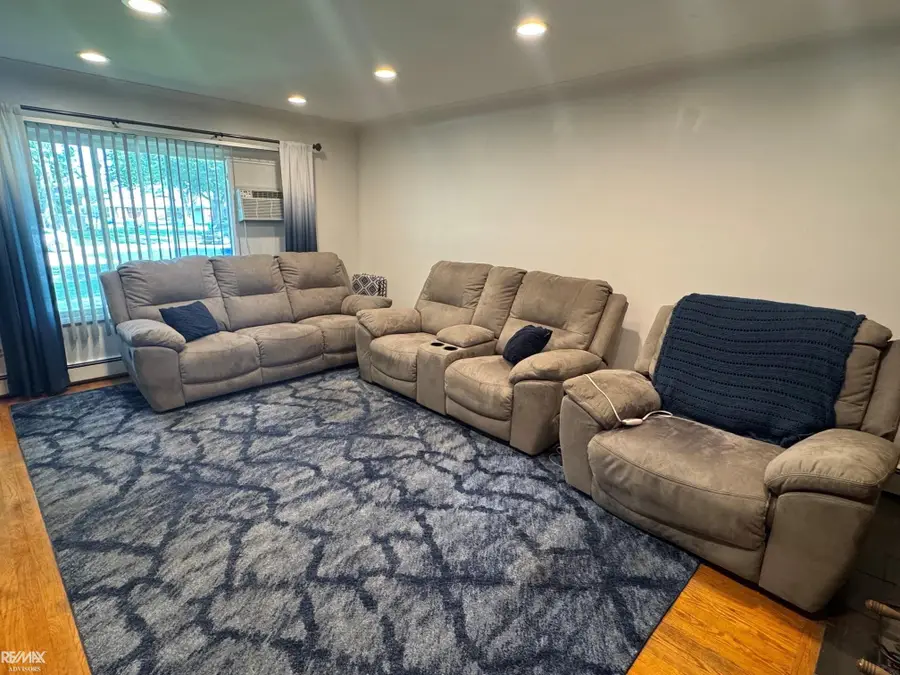 29210 Geraldine CT, Warren, MI 48093 - #2