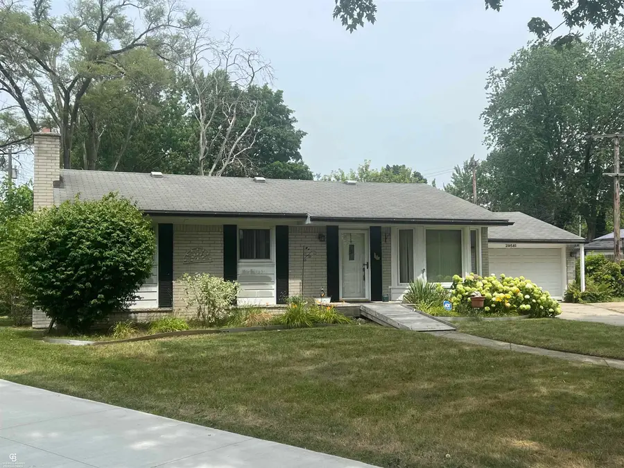 29581 Newport DR, Warren, MI 48088 - #2