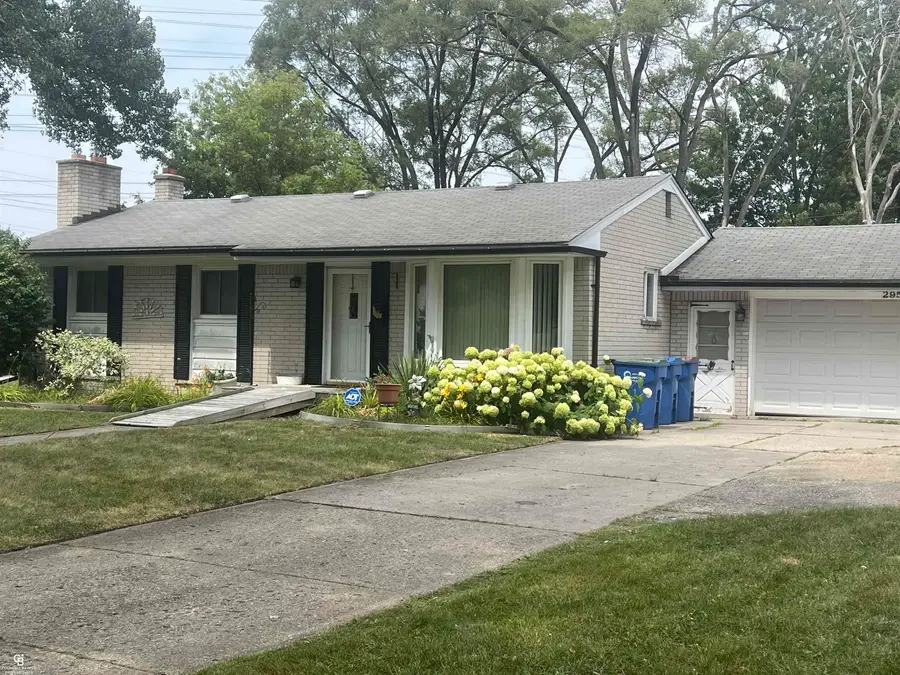 29581 Newport DR, Warren, MI 48088 - #3