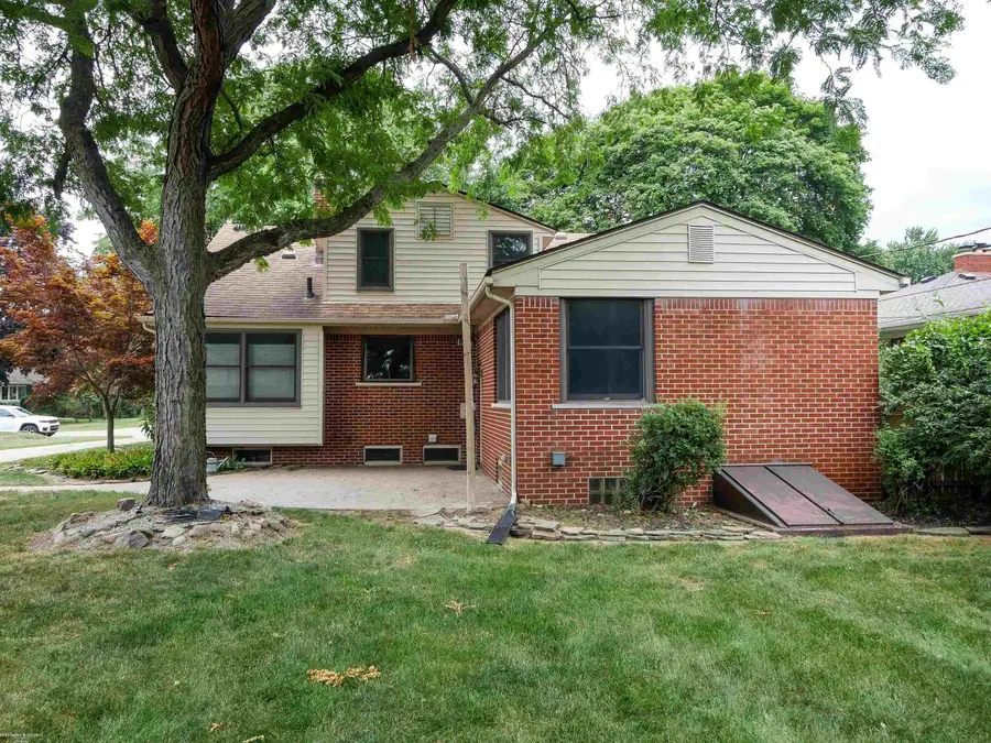 44850 Kemp ST, Sterling Heights, MI 48314 - #2