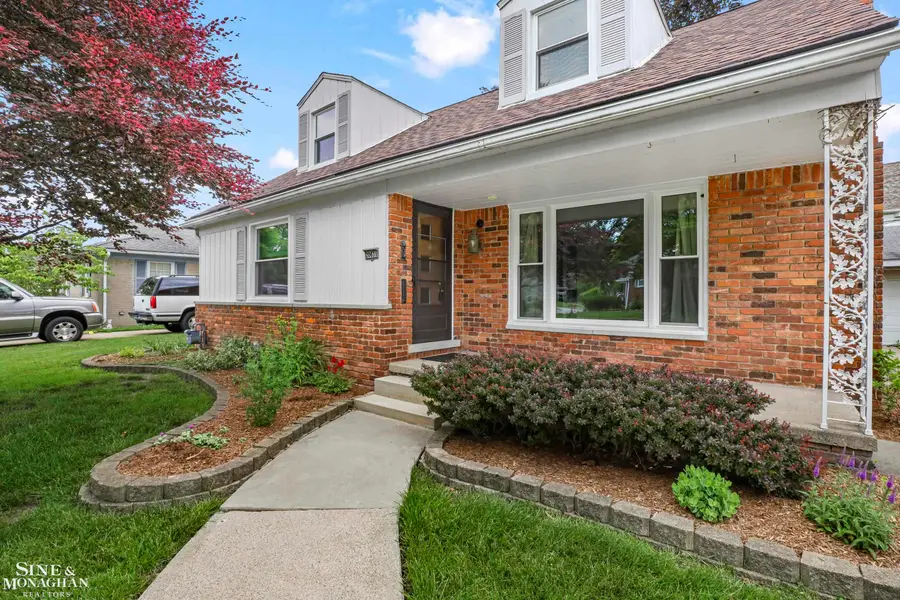 20631 Wedgewood DR, Grosse Pointe Woods, MI 48236 - #2