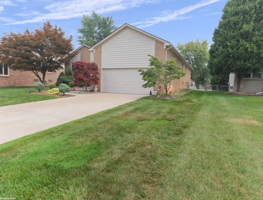 39328 Rivercrest AVE, Harrison, MI 48045 - #3