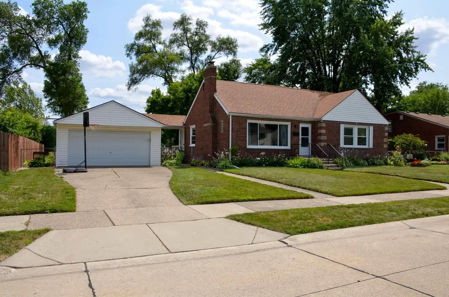 8474 Harding ST, Center Line, MI 48015 - #2
