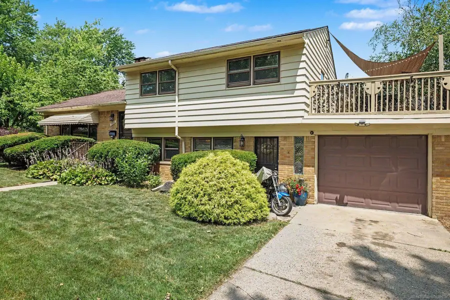 392 Cambridge DR, Mount Clemens, MI 48043 - #2