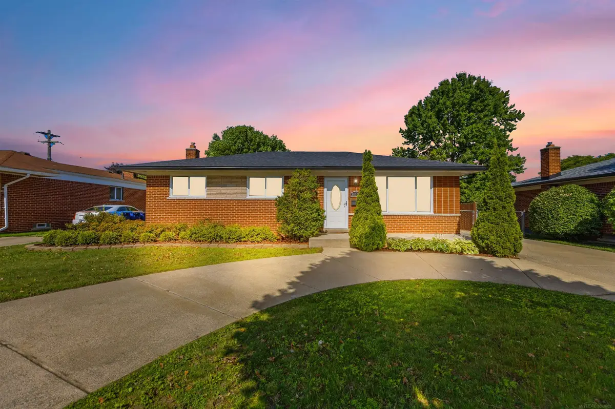 30121 Gloede DR, Warren, MI 48088 - #1