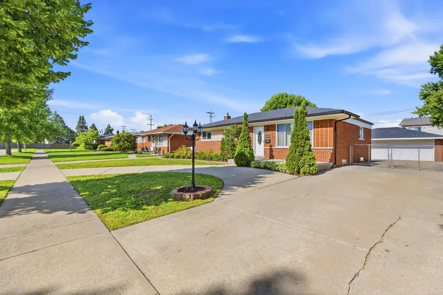 30121 Gloede DR, Warren, MI 48088 - #3