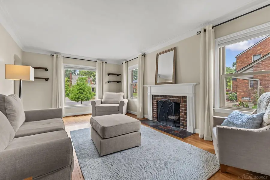 1521 Hampton RD, Grosse Pointe Woods, MI 48236 - #2
