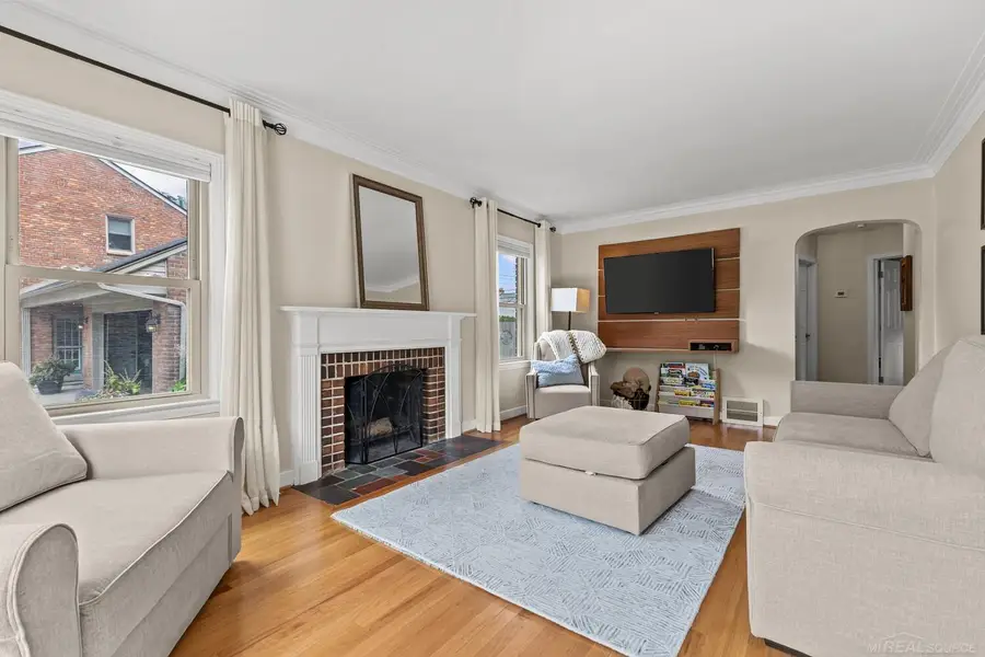 1521 Hampton RD, Grosse Pointe Woods, MI 48236 - #3