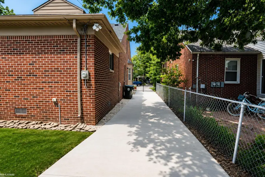 2118 Lennon ST, Grosse Pointe Woods, MI 48236 - #3