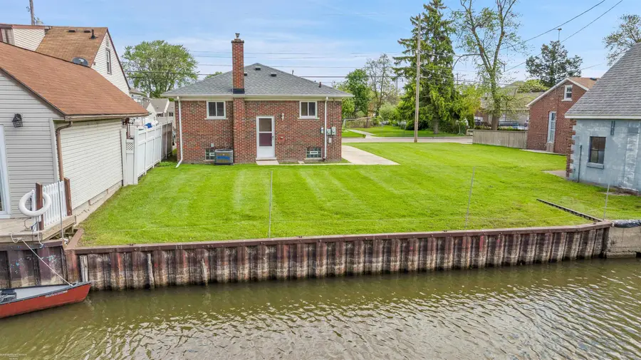 22440 Beach ST, Saint Clair Shores, MI 48081 - #3