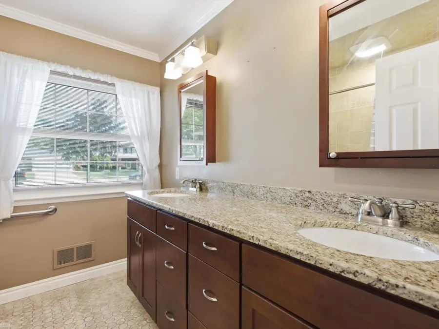 11126 Brougham DR, Sterling Heights, MI 48312 - #3
