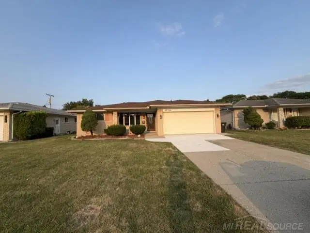 33742 Elford DR, Sterling Heights, MI 48312 - #2