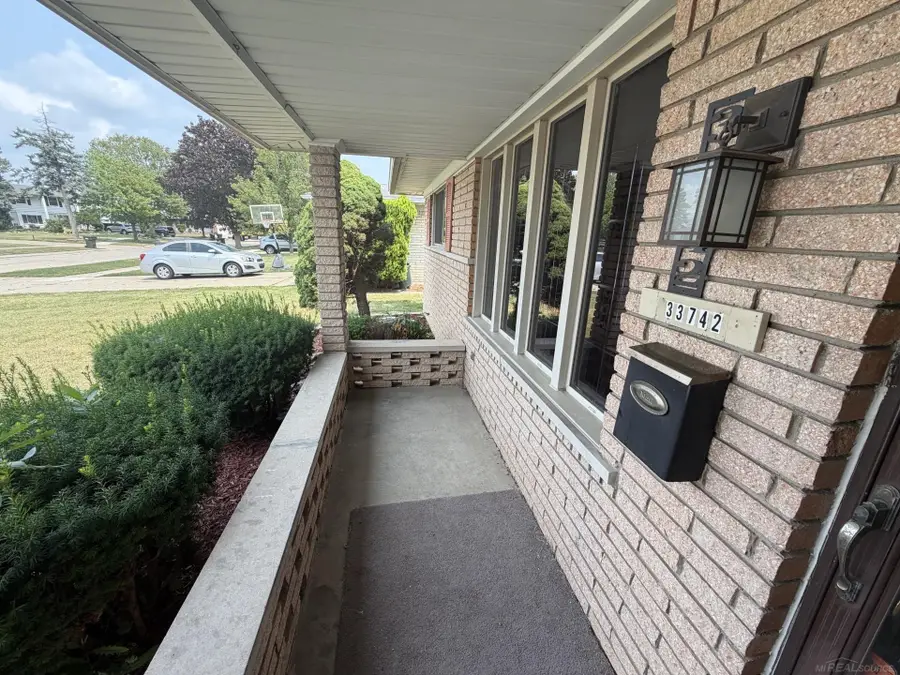 33742 Elford DR, Sterling Heights, MI 48312 - #3