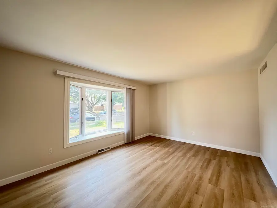 39192 Howell ST, Livonia, MI 48154 - #3