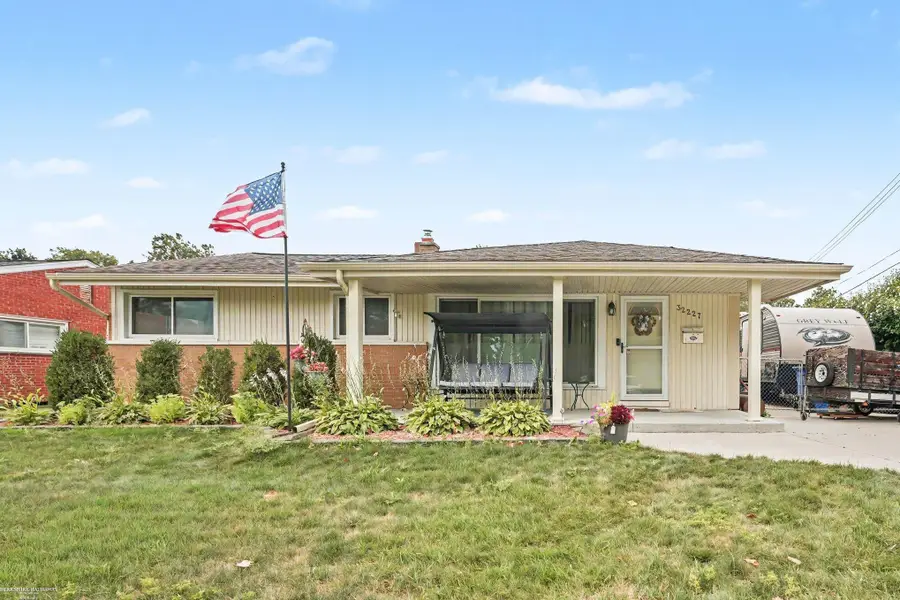 32227 Knollwood DR, Warren, MI 48092 - #2