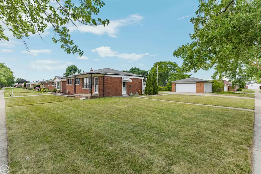 8587 Christine ST, Warren, MI 48093 - #3