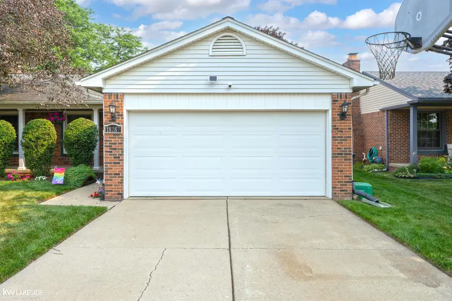 18287 Red Oaks DR, Macomb, MI 48044 - #3
