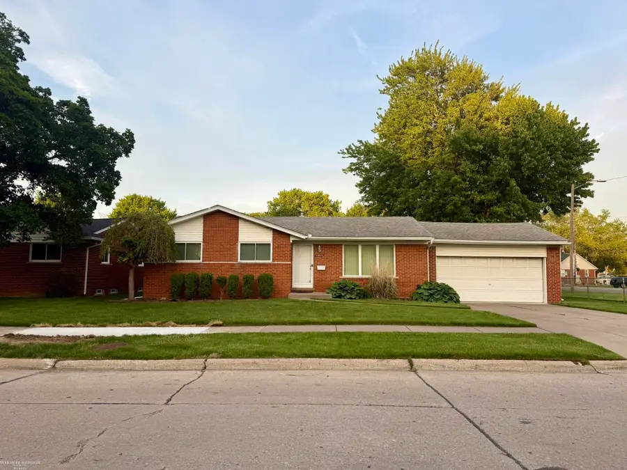 31010 Roan DR, Warren, MI 48093 - #2