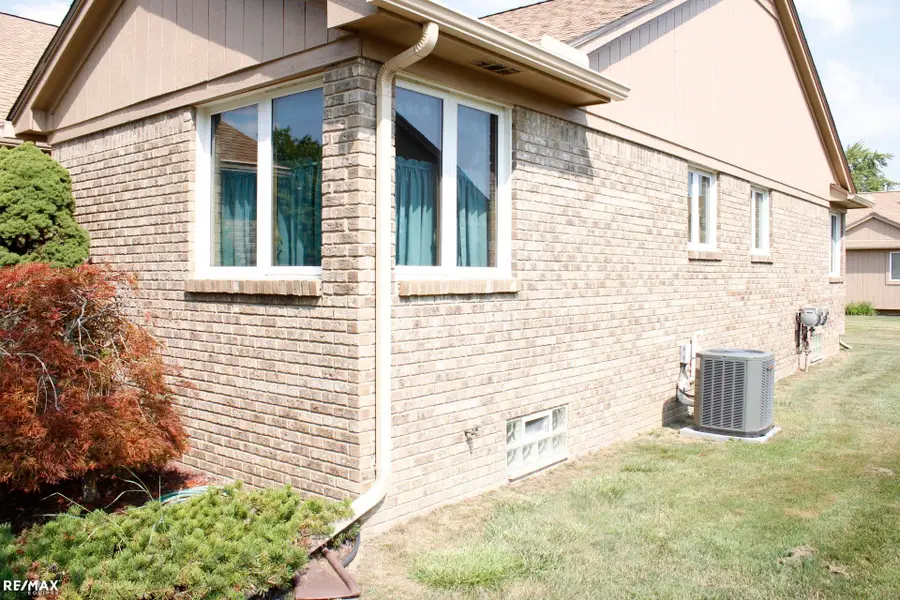16535 Tyler DR, Clinton, MI 48038 - #3