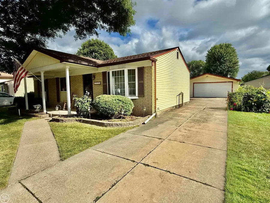 32634 Coach DR, Chesterfield, MI 48047 - #2