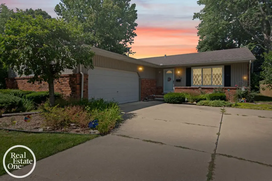 1196 Hawthorne RD, Grosse Pointe Woods, MI 48236 - #2