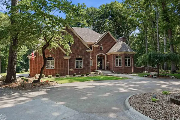3180 Canyon Oaks TRL, Milford, MI 48380
