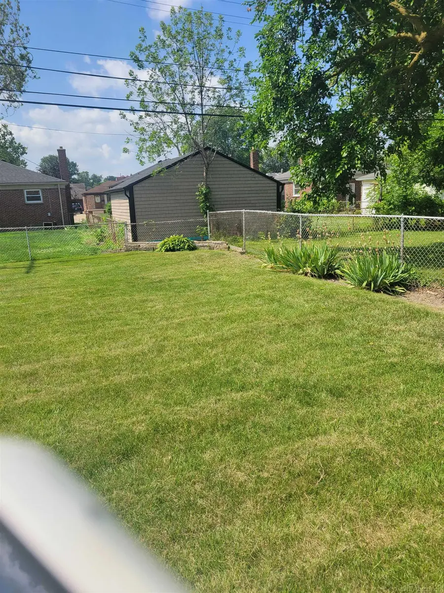 22700 Barton ST, Saint Clair Shores, MI 48081 - #3