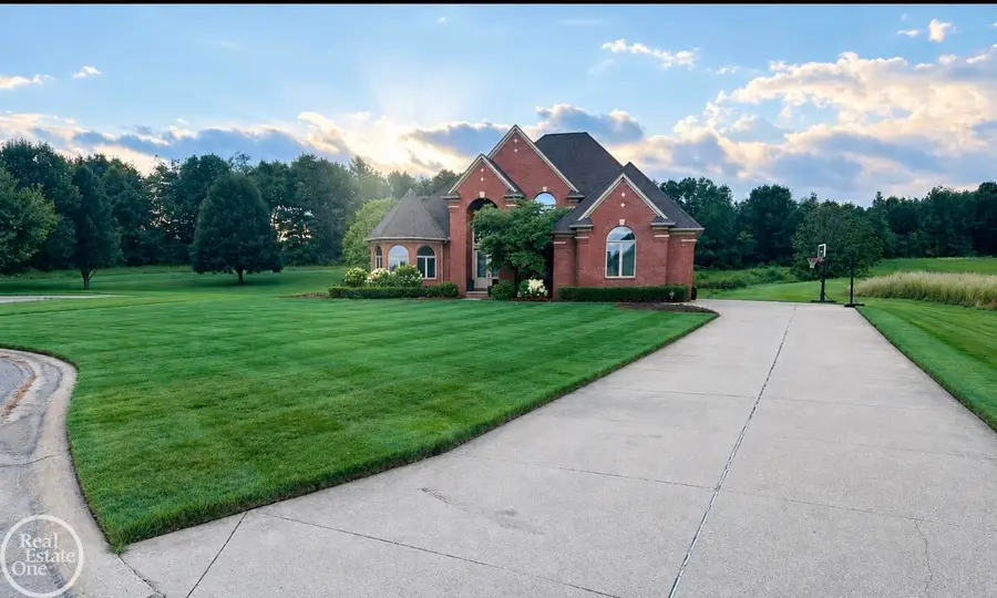 69497 Meadowbrook LN, Bruce, MI 48065 - #2