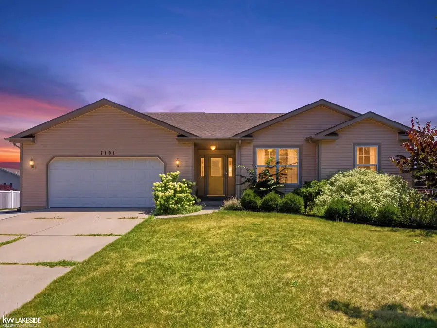 7101 Glen Oak DR, Grand Blanc, MI 48439 - #2