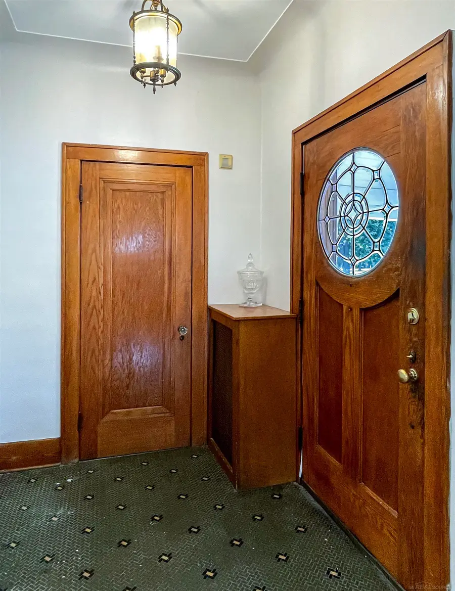 891 Washington RD, Grosse Pointe, MI 48230 - #3