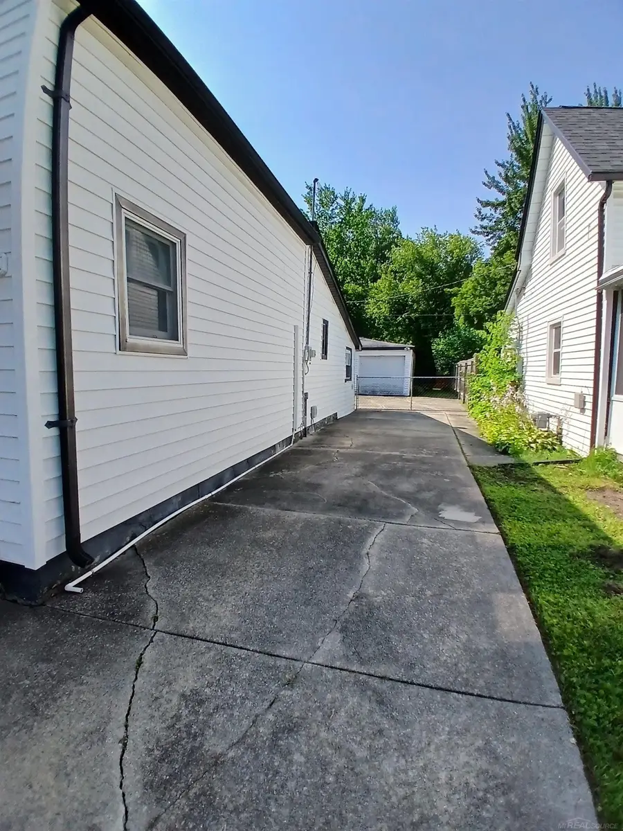 193 Robertson ST, Mount Clemens, MI 48043 - #3