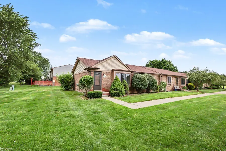 16958 Kingsbrooke DR, Clinton, MI 48038 - #2