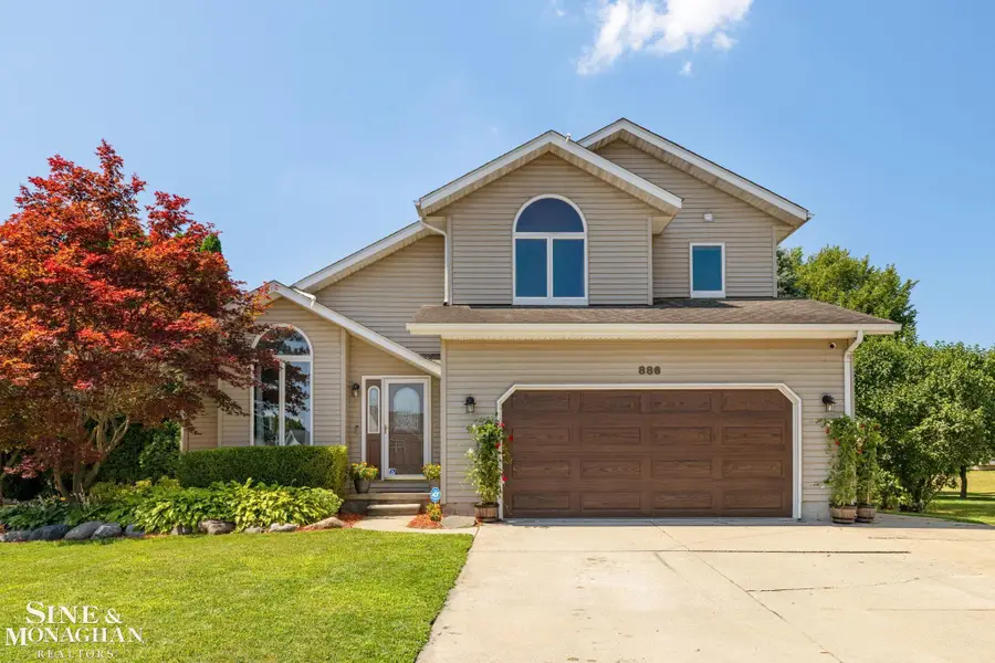 886 Montana ST, Marysville, MI 48040 - #3